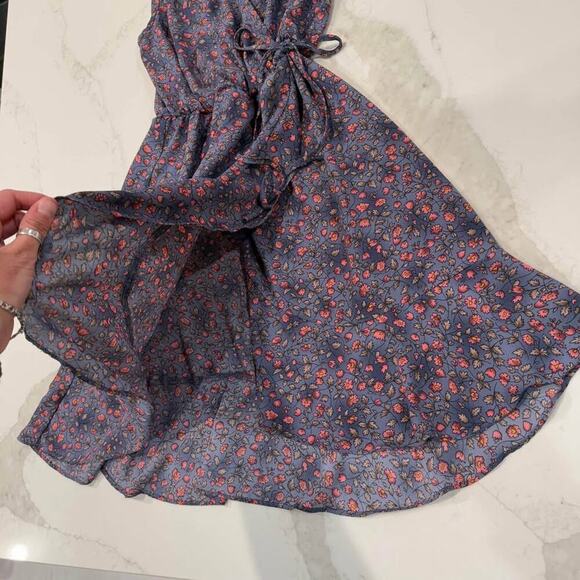 Soprano Dusty Gray Floral Wrap Dress Womens XS Sleeveless TieFront Ruffle Bottom - Picture 3 of 7